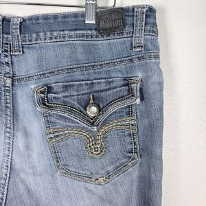 Love Nation Womens Size 14 Capri Jeans Light Wash Embroidered Flap Pocket Y2K